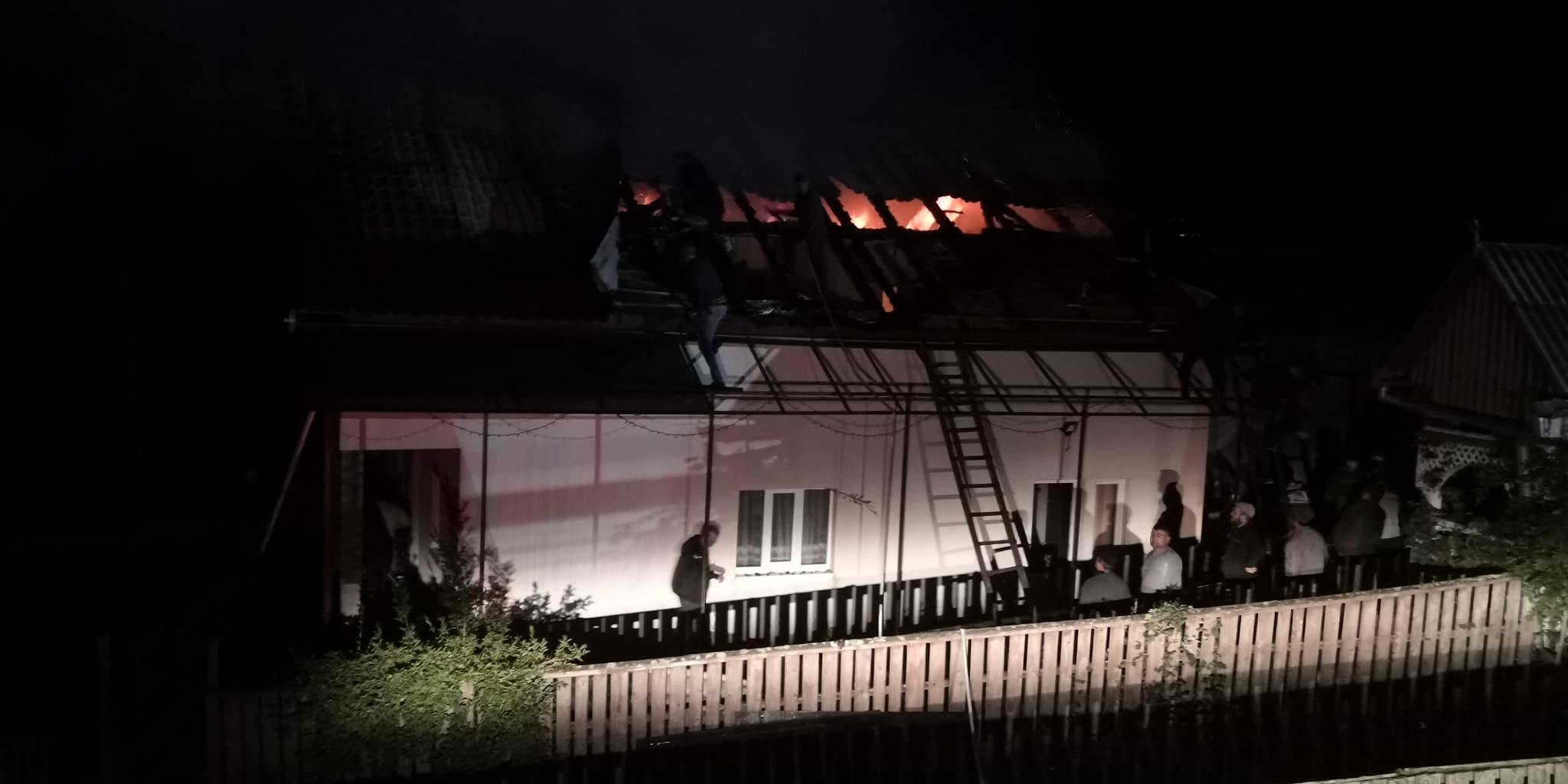 Podul unei case a fost cuprins de flăcări. Foto arhivă