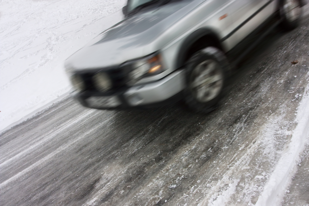 Șoferii sunt sfătuiți să circule cu atenție pe șoselele din județul Cluj din cauză că există riscul să se formeze polei/ FOTO: depositphotos.com