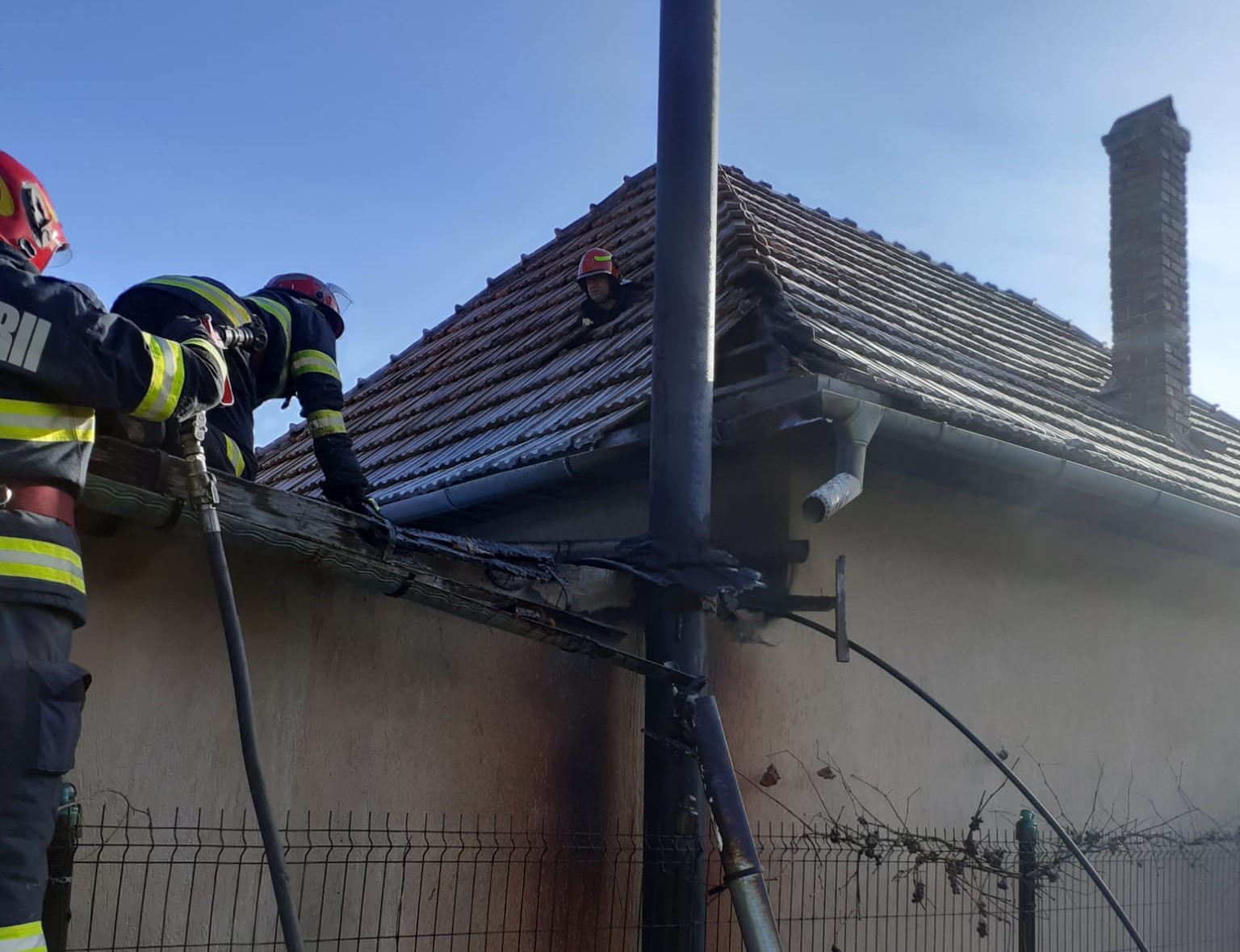 Un incendiu puternic a izbucnit duminică dimineața în localitatea Bucea