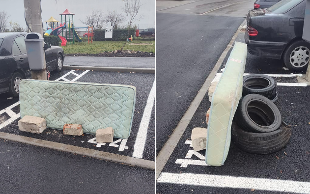 Un clujean și-a ținut locul de parcare ocupat cu o saltea