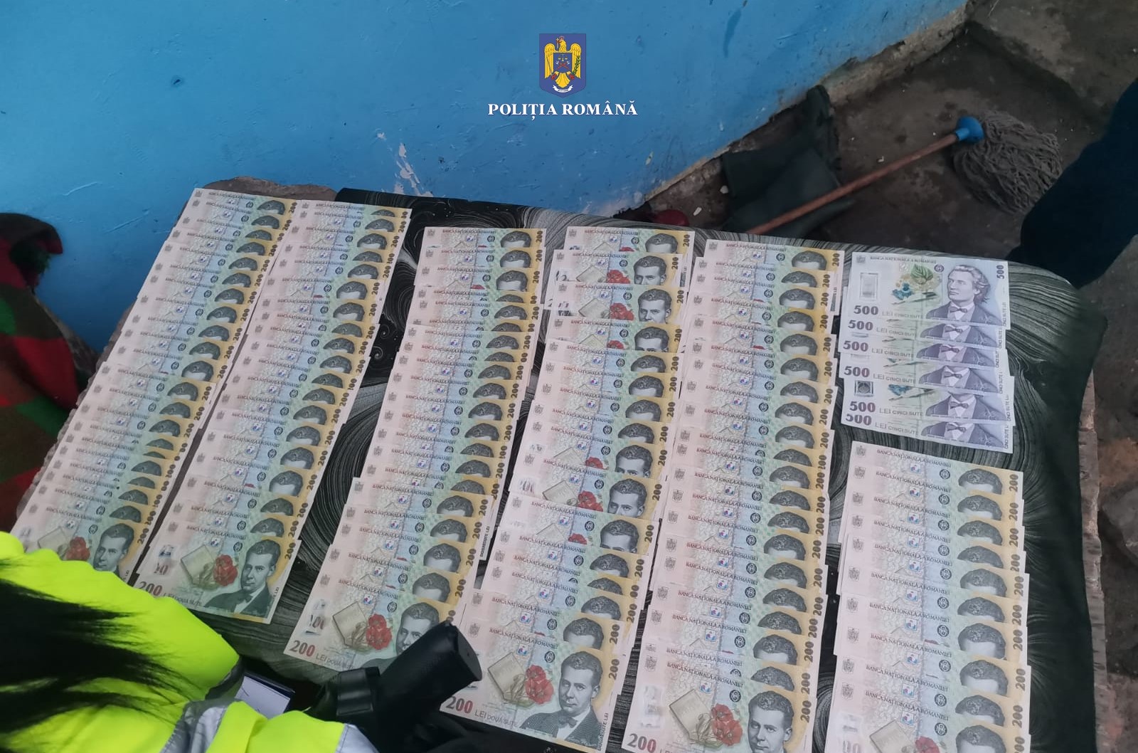 Două minore și o femeie ar fi furat 44.000 de lei dintr-o casă din Viișoara