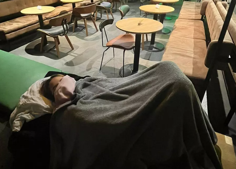 Cetățenii non-UE așteaptă peste noapte lângă Biroul de Imigrări din Cluj pentru a-și prelungi permisul de ședere / Foto: libertatea.ro