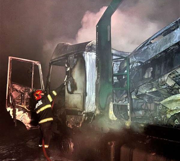 Un autotren încărcat cu opt autoturisme a fost cuprins de un incendiu şi a ars complet
