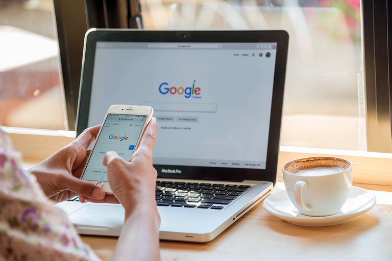 Căutare Google pe laptop și mobil. Sursă foto depositphotos.com
