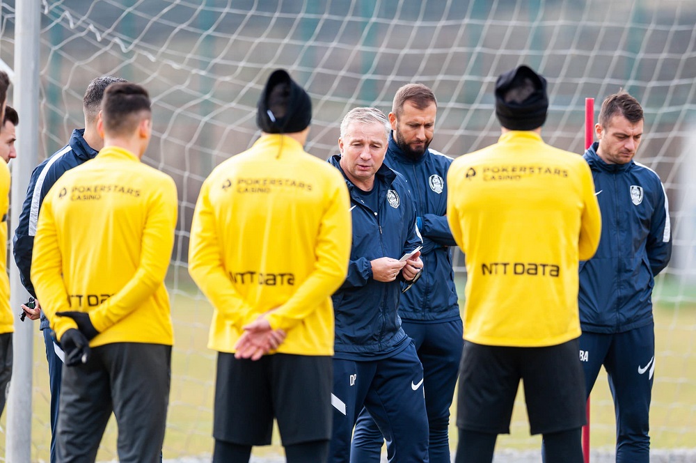 Dan Petrescu la reunirea lotului CFR Cluj. Sursă foto Facebook Fotbal Club CFR 1907 CLUJ