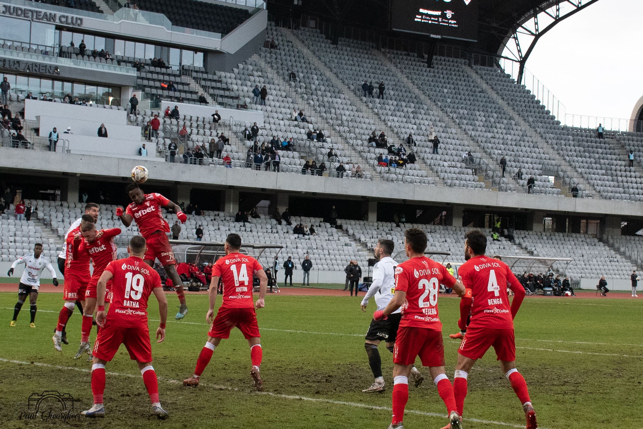 Gazonul în meciul „U” Cluj - UTA/FOTO: Paul Gheorgheci - monitorulcj.ro