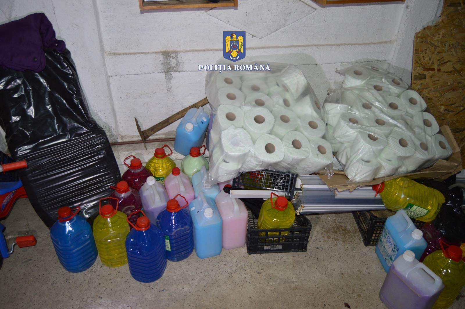 Patru bărbați din municipiul Dej au fost reținuți de polițiști fiind bănuiți că ar fi furat dintr-un depozit mai mulți paleți cu hârtie/ Foto: IPJ Cluj