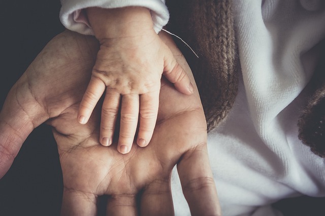 Cei care adoptă un copil vor ar putea beneficia de un concediu de acomodare de doi ani/ Foto: pixabay.com