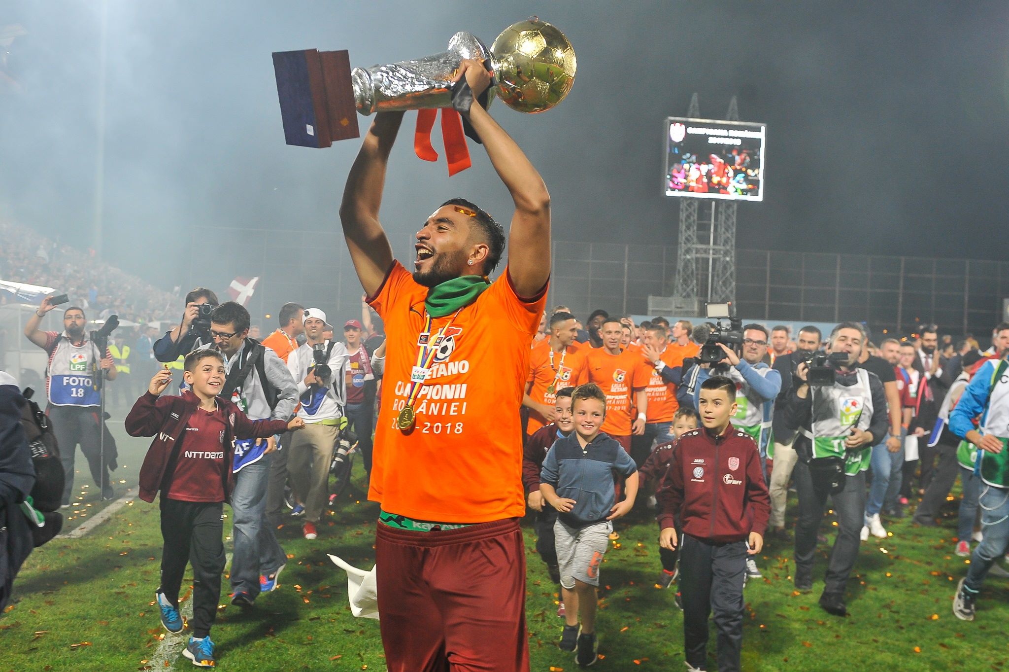 Billel Omrani sărbătorind câștigarea campionatului cu CFR /FOTO: CFR Cluj 1907 - Facebook