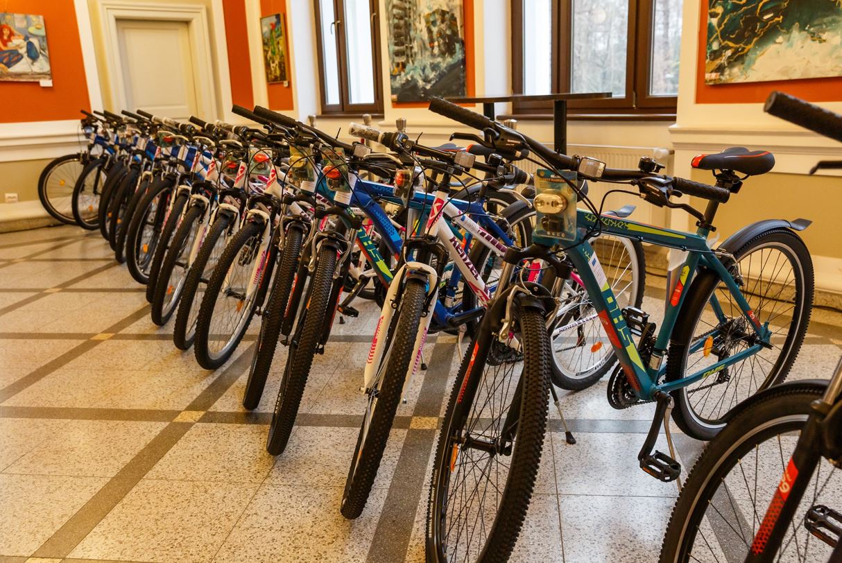 51 de copii au primit biciclete