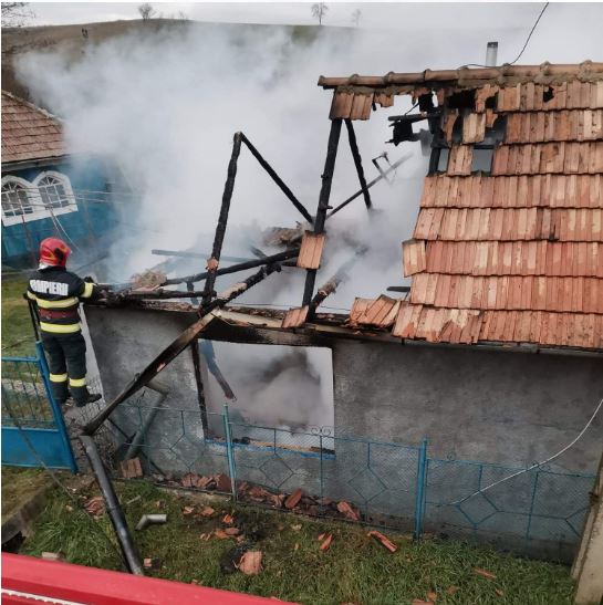 Casă cuprinsă de flăcări în Cojocna/ captură foto: ISU Cluij