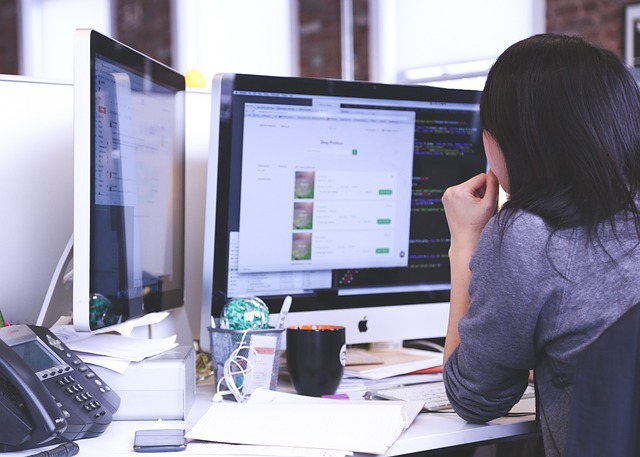 Un angajat pe poziția de software application test engineer are un salariu care variază