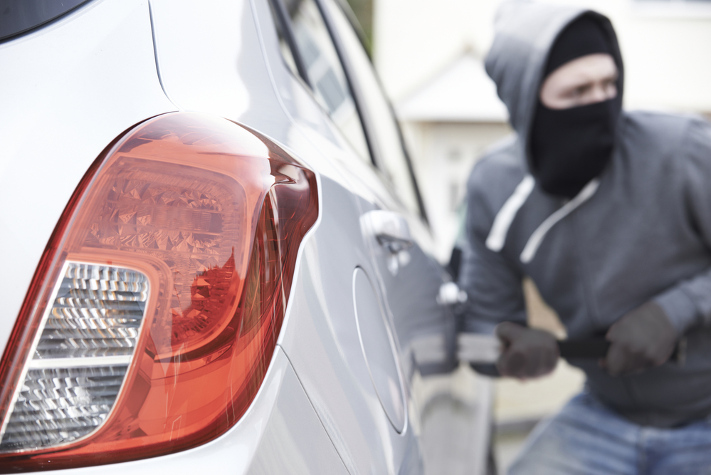 Doi adolescenți din Cluj-Napoca au fost reținuți de polițiști după ce au spart o mașină parcată și furat două telefoane mobile/ Foto: depositphotos.com