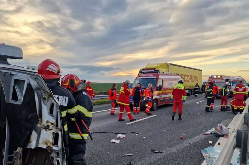 O persoană a decedat şi opt au fost rănite după ce un microbuz s-a răsturnat