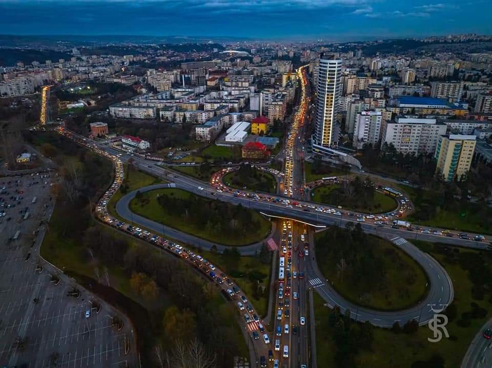 Mai multe zone din municipiul Cluj-Napoca sunt paralizate. Nervii șoferilor sunt la cote maxime