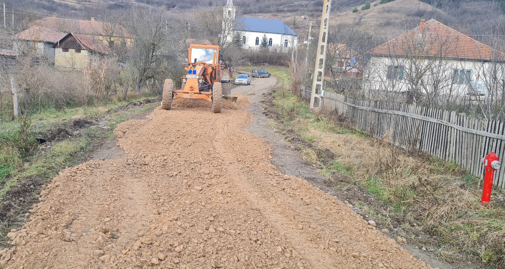 Consiliul Județean Cluj se laudă că pietruiește un drum. Sursă foto CJ Cluj