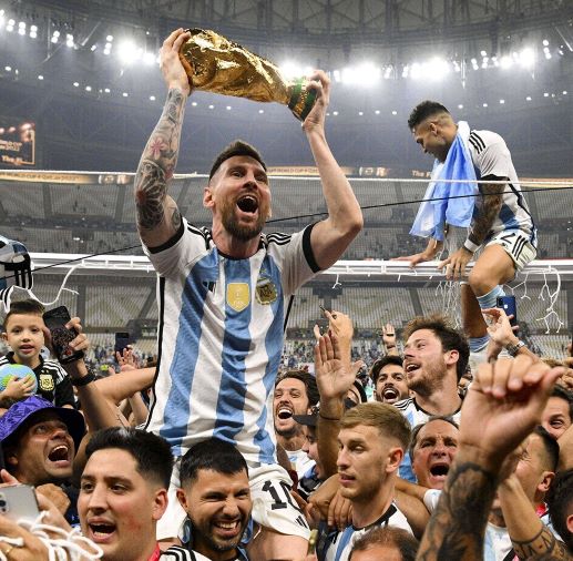 Messi sărbătorind Cupa Mondială împreună cu colegii săi /FOTO: FIFA World Cup - Facebook