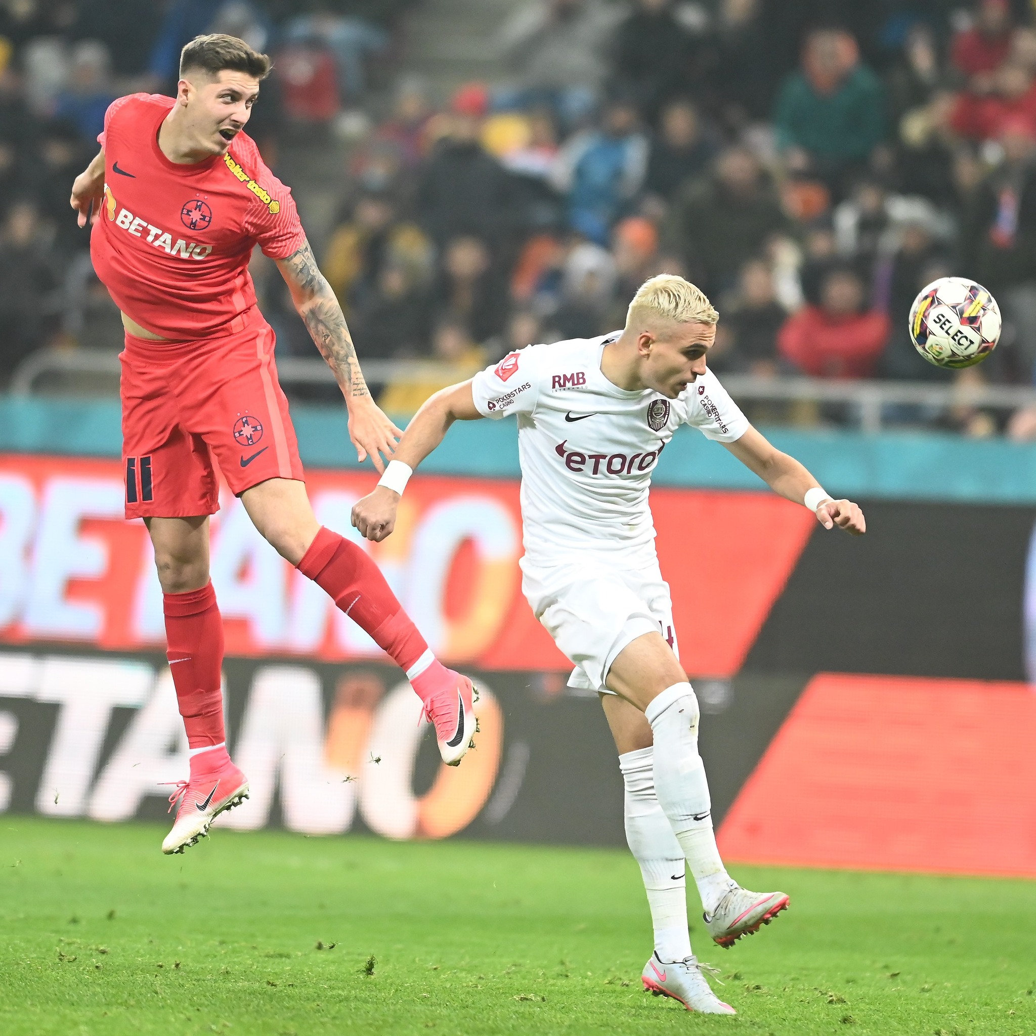 Cristi Manea în duel cu un jucător al FCSB-ului /FOTO: FCSB - Facebook