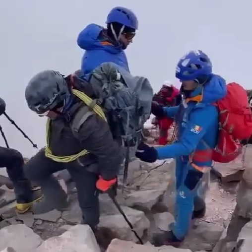 Alpinistul nevăzător Alex Benchea a cucerit cel mai înalt vârf din America. FOTO: Captură video