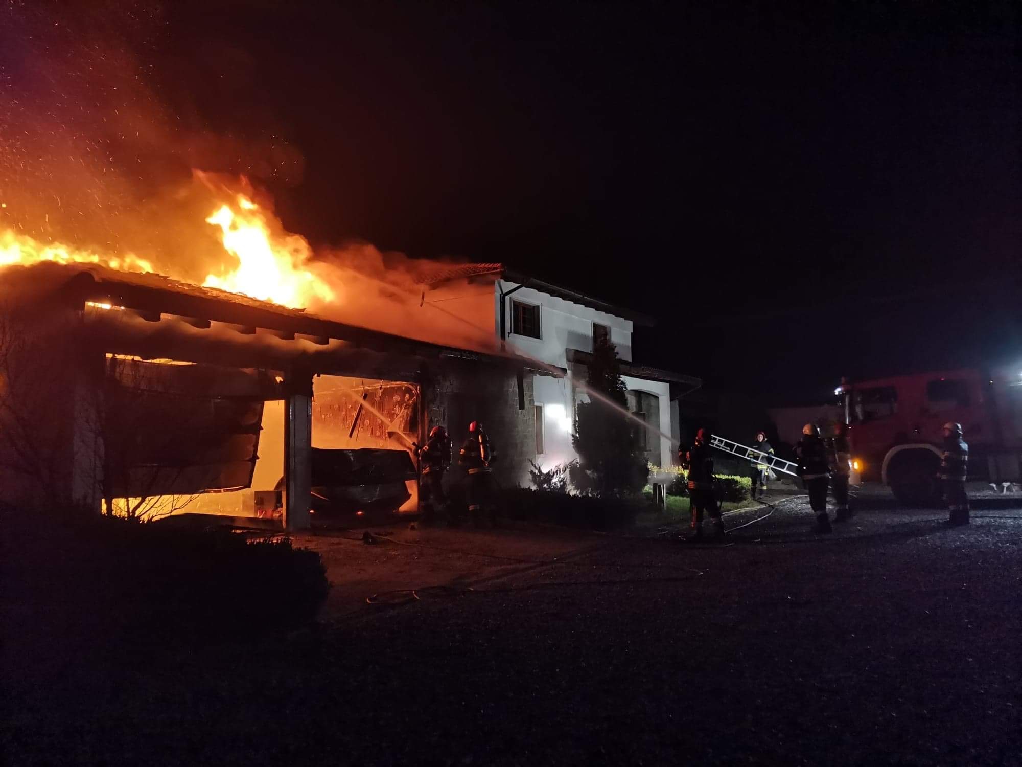 INCENDIU la o casă din Jucu. Pompierii au luptat cu flăcările mai bine de două ore. FOTO: ISU Cluj
