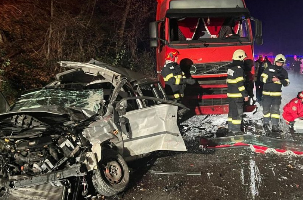 Doi frați cu vârstele de 16 şi 20 de ani au murit într-un accident de circulaţie care a avut loc în cursul nopţii de vineri spre sâmbătă