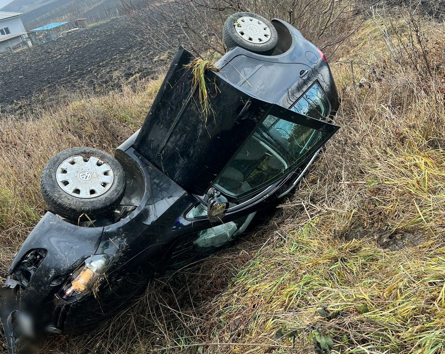 Un șofer de 32 de ani s-a răsturnat cu mașina