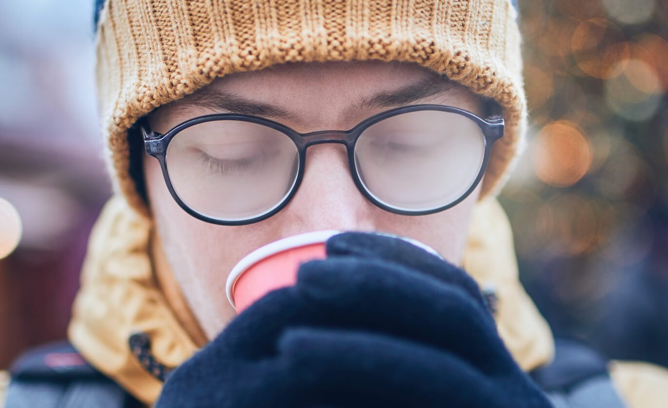 Ochelari care se aburesc de la o bautura calda. Sursă foto pixabay.com