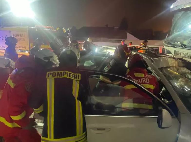 Accident GRAV între o mașină și un TIR marți dimineața