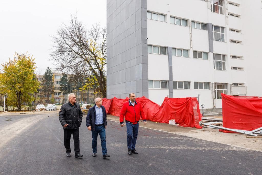 Primarul Emil Boc și viceprimarul Dan Tacea pe șantierul Școlii Iuliu Hațieganu. Sursă foto Facebook Emil Boc