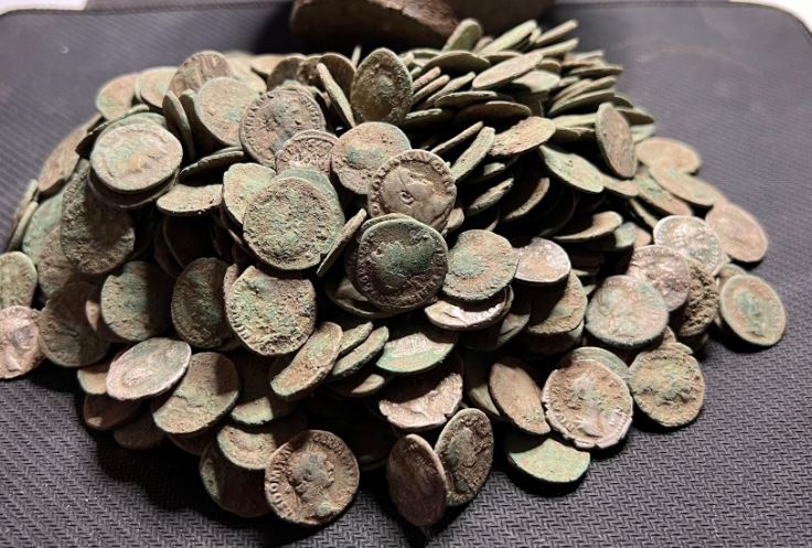 Tezaur numismatic descoperit în Alba/Kolozsvari Csaba Facebook.com