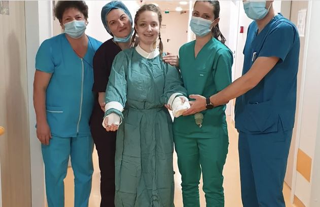 Imagini emotionante: adolescenta cu bratele replantate/ captură foto: Vally Tudose Facebook.com