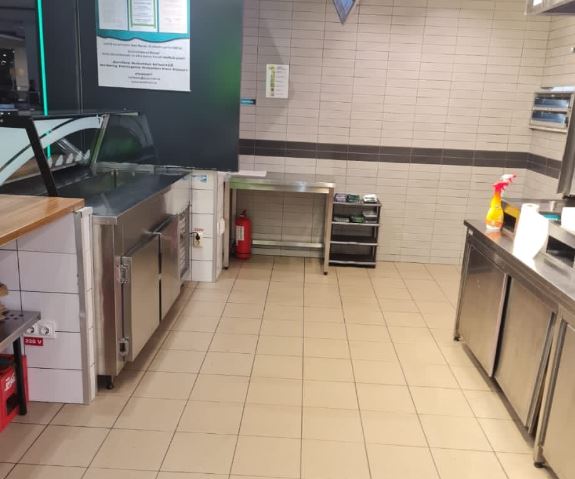 Nereguli constatate de inspectorii de la Protecția Consumatorilor Cluj la un fast-food/ foto: : CJPC Cluj