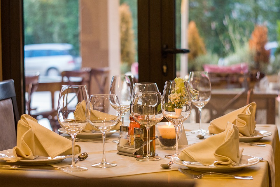 Masă la restaurant. Sursă foto pixabay.com