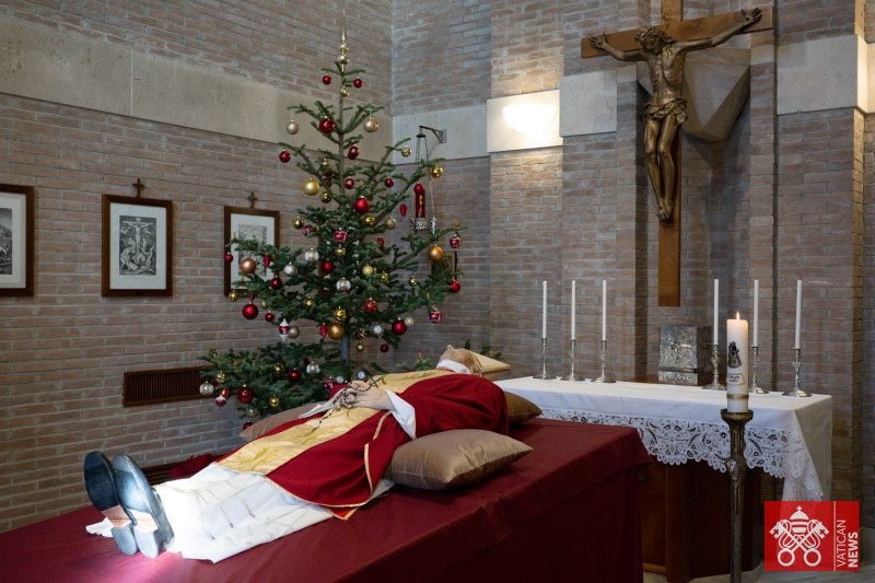 Vaticanul difuzează primele imagini cu trupul fostului papă Benedict al XVI-lea