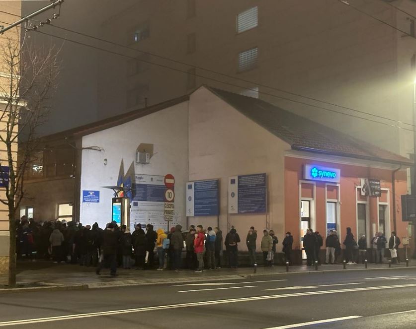 Clujenii fac coadă pentru a-și plăti abonamentele de parcare/ foto: monitorulcj.ro