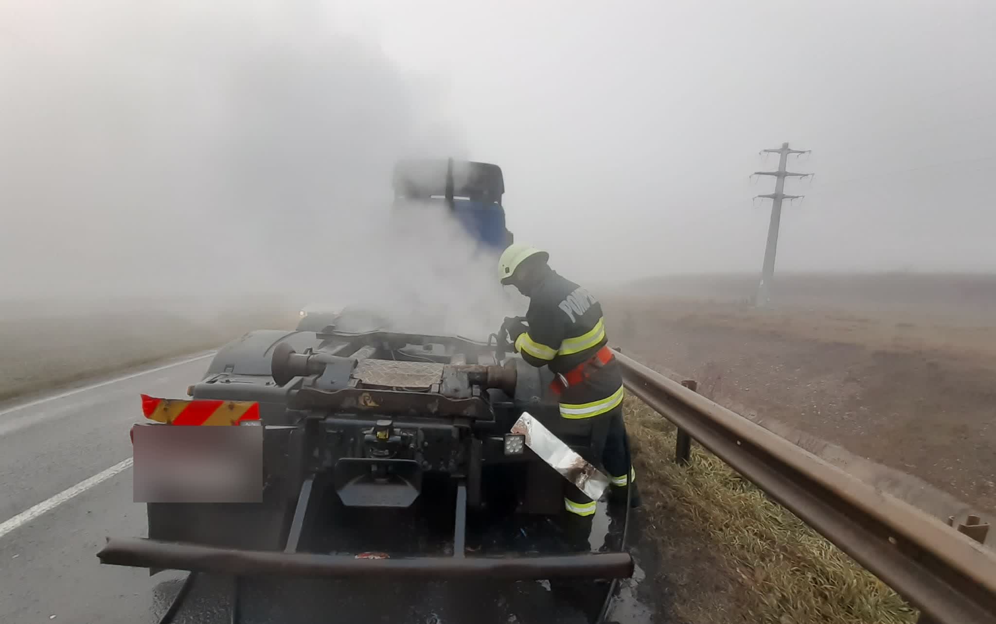 Un camion a fost cuprins de flăcări