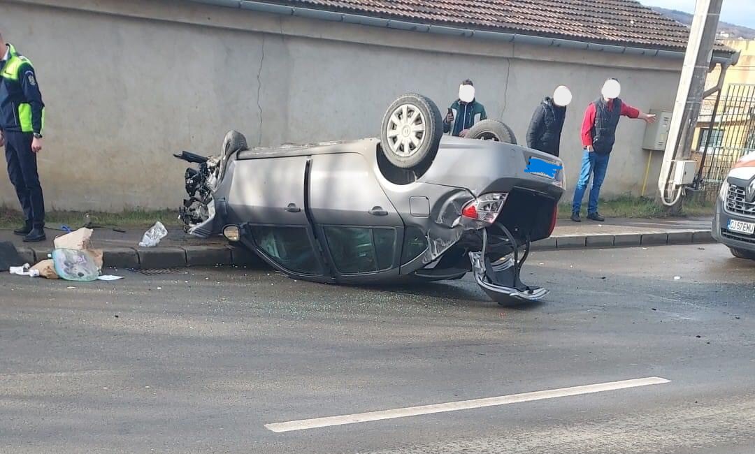 O mașină s-a răsturnat joi pe strada Oașului