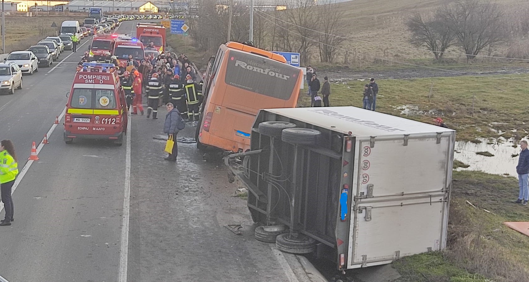 Un autocar plin cu oameni s-a răsturnat