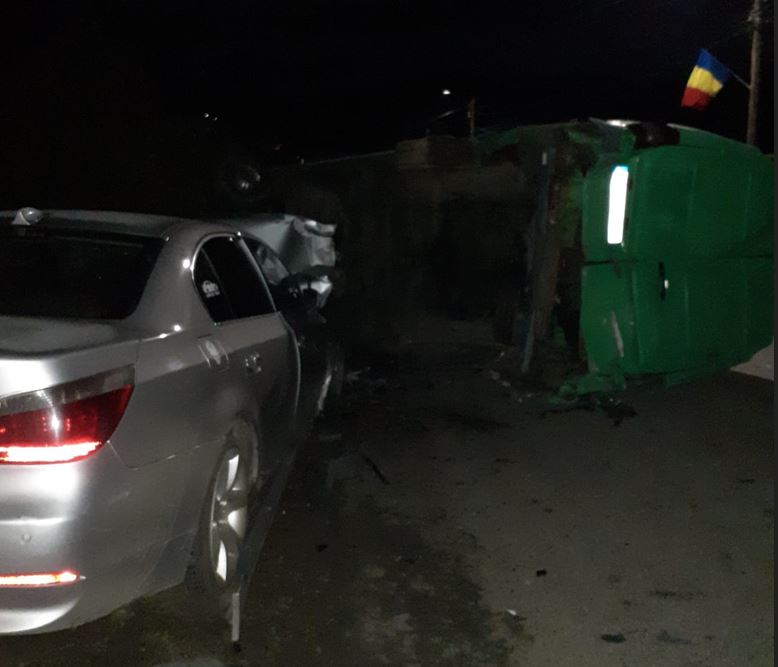 Două mașini distruse într-un accident de la Frata