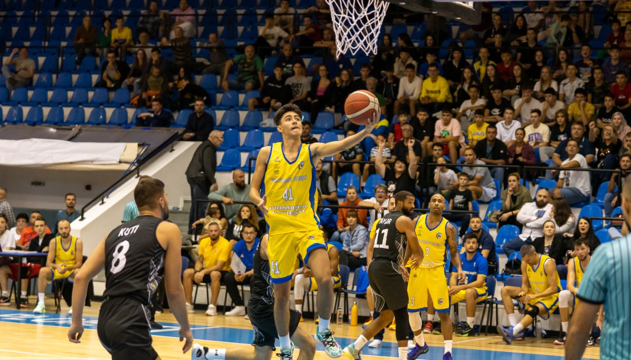 Campioana „U”-BT Cluj-Napoca a obținut victoria în fața celor de la CSM Petrolul Ploieşti. Sursa foto: Mihail Oprescu/csmploiesti.ro