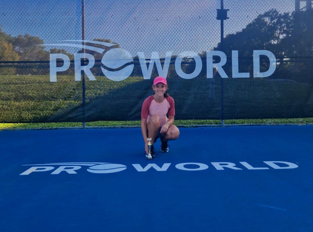 Patricia Irimieș împreună cu trofeul de campioană /FOTO: arhivă personală Patricia Irimieș
