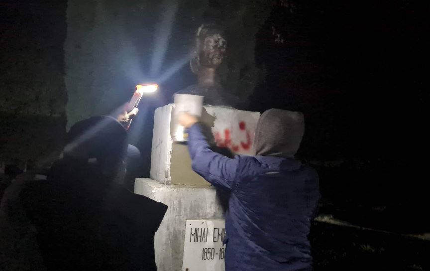 Bustul lui Mihai Eminescu din Orșova a fost vandalizat/captură foto: Orșova Istorie-Arheologie  Facebook.com