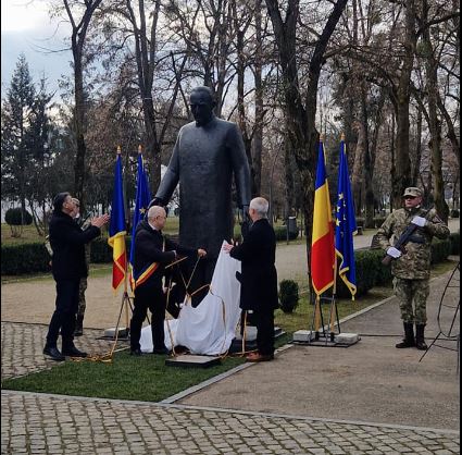 Statuia lui Iuliu Hațieganu dezvelită de Ziua Culturii Naționale la Cluj/ captură foto Universitatea Babeș-Bolyai Facebook.com