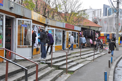 Zonă de drop-off al copiilor la școlile din jur