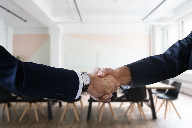 Aproximativ 39% dintre angajaţi şi candidaţi primesc cel puţin o ofertă nouă de job în fiecare lună