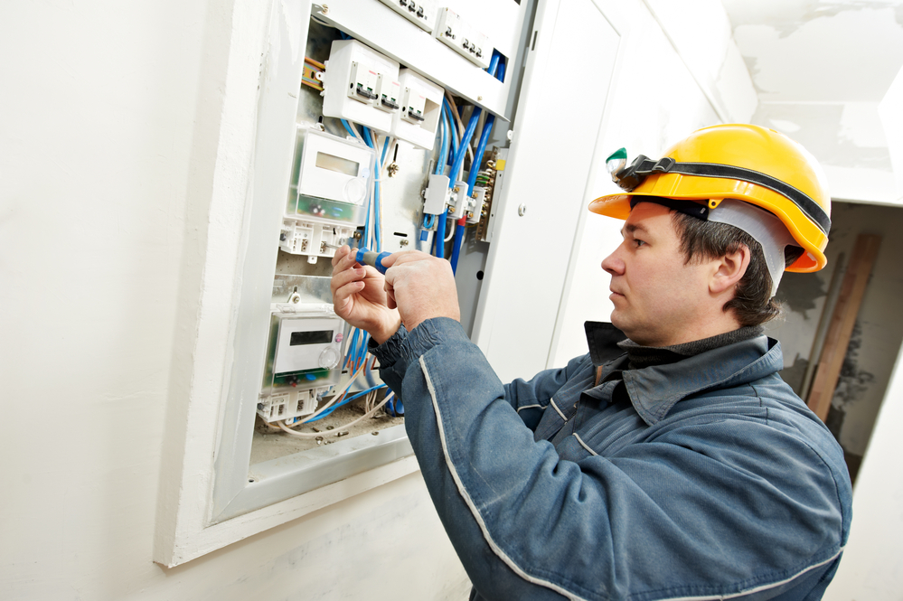 Electrician la tabloul electric. Sursă foto depositphotos.com