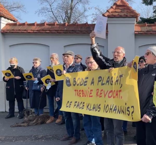 Zeci de protestatari îi solicită președintelui Iohannis demiterea ministrului Lucian Bode/captură foto: Declic/Facebook.com
