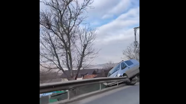 Dubă intrată în parapet / Foto: Info Trafic Cluj-Napoca