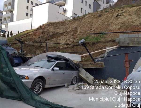 Zid prăbușit peste mașini. Sursă foto Primăria Cluj-Napoca
