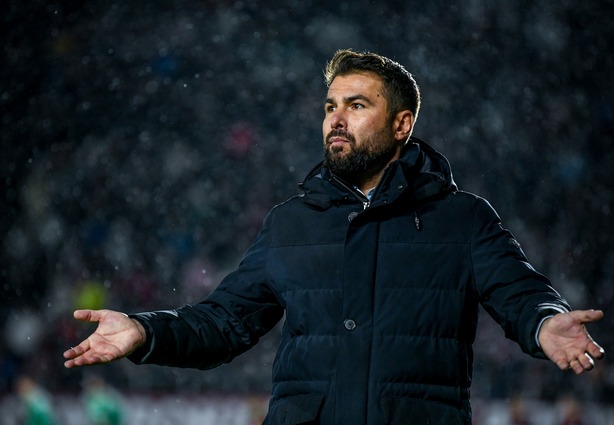 Adrian Mutu se declară nemulțumit de starea gazonului de pe Cluj Arena /FOTO: FC Rapid 1923 - Facebook